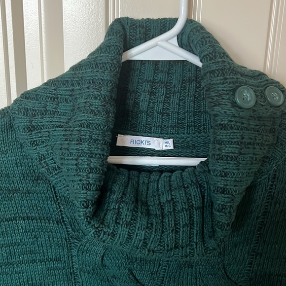 Ricki’s Poncho - rich green color - Picture 3 of 6